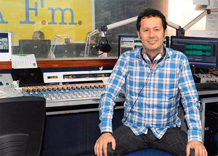 ¿Qué edad tiene el locutor Alejandro Villalobos?