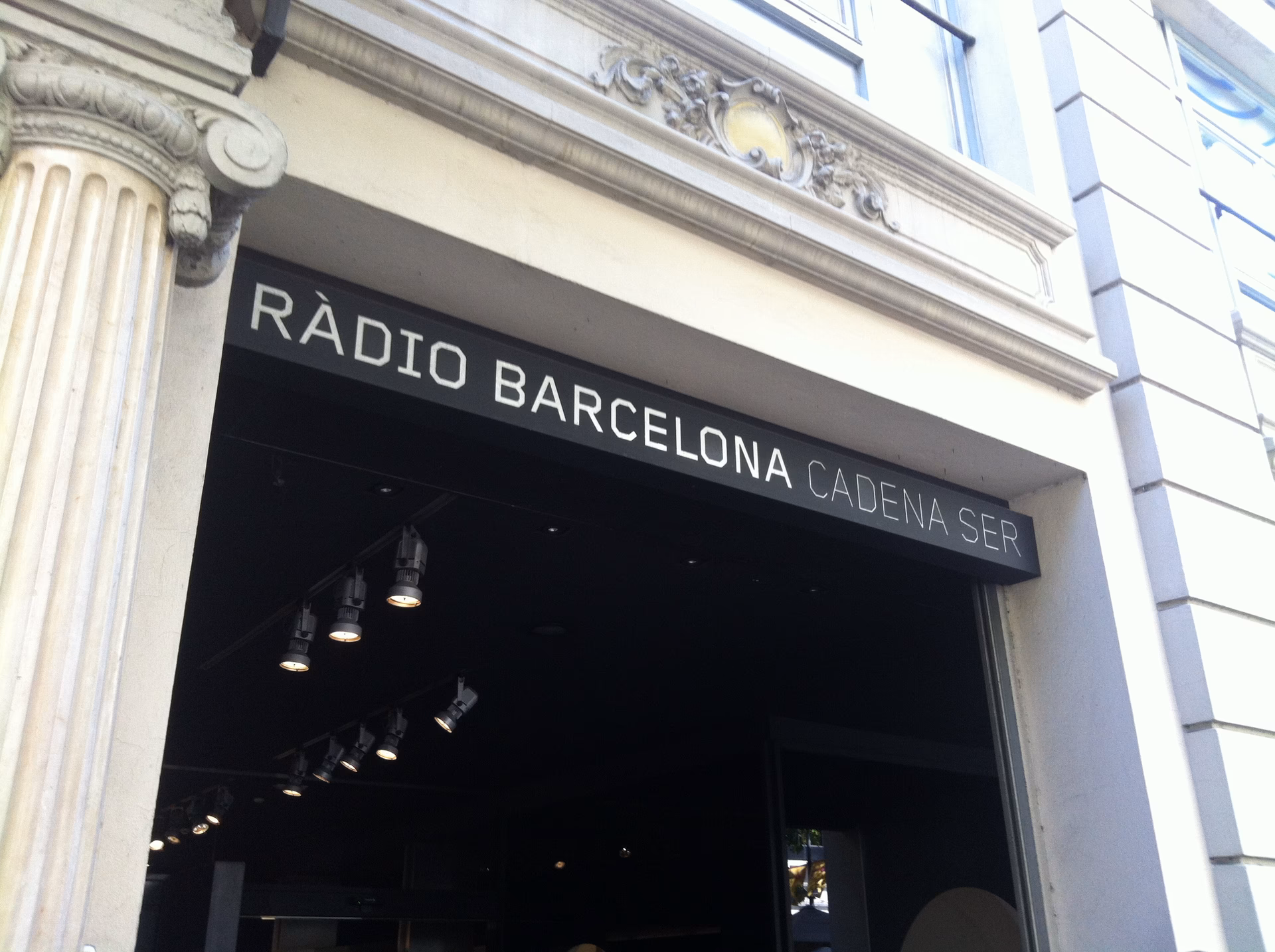 ¿Cuál es el número de teléfono del FC Barcelona?