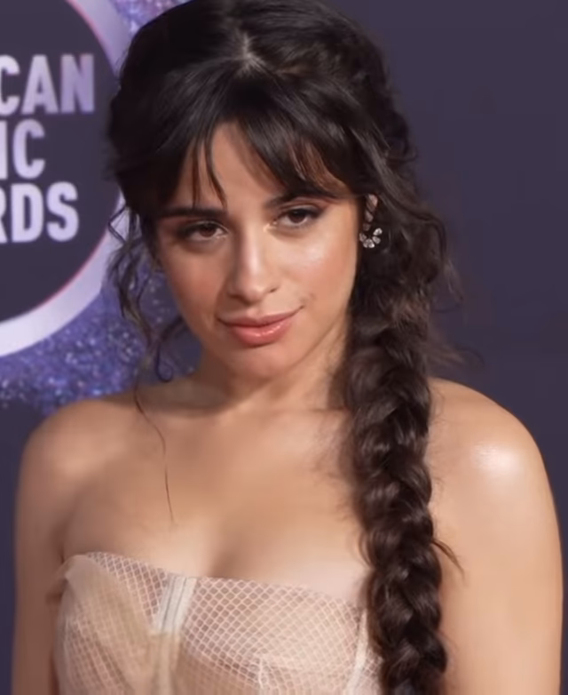 ¿Qué está comiendo Camila Cabello en I Luv It?