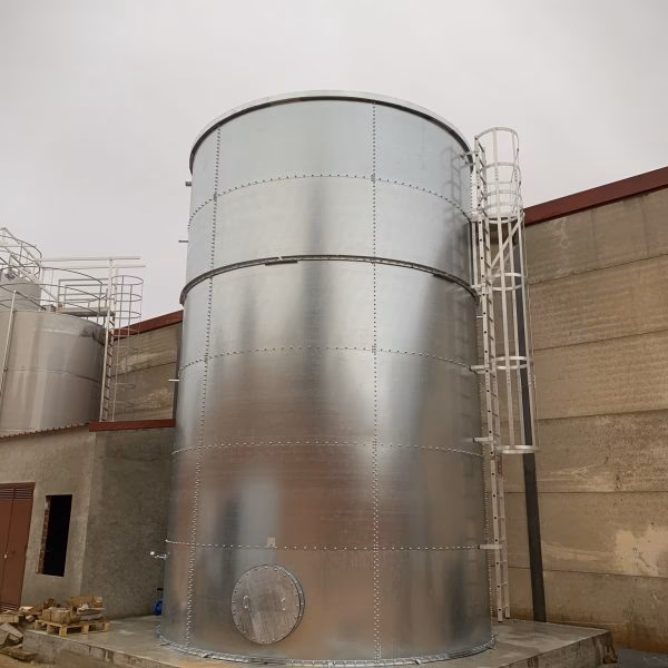 ¿Cuál es la capacidad del tanque de almacenamiento de agua contra incendios?