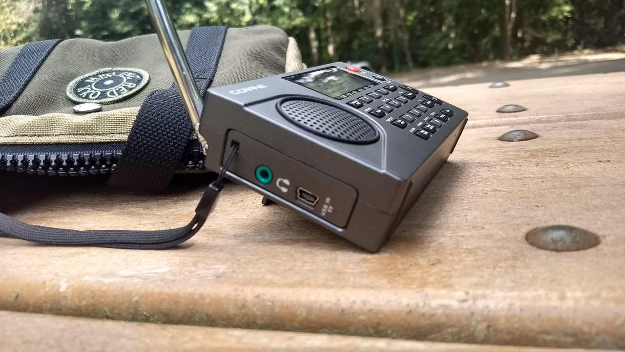 What is the bandwidth of the AM radio receiver?