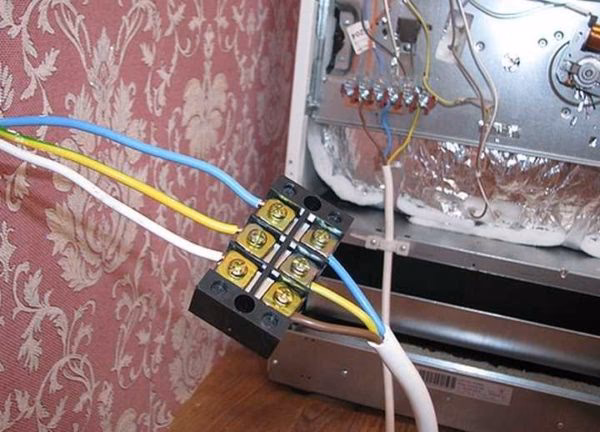 ¿Cómo se conecta un horno de 4 clavijas?