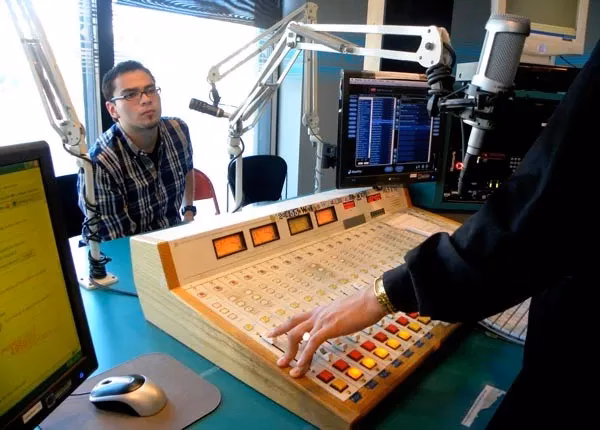 ¿Cuál es la estación de radio en español en Chicago?