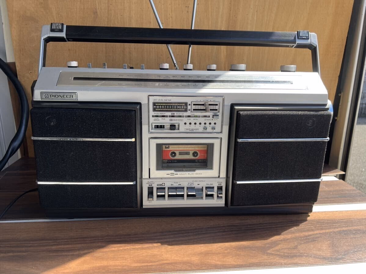 What is the frequency of SK FM?