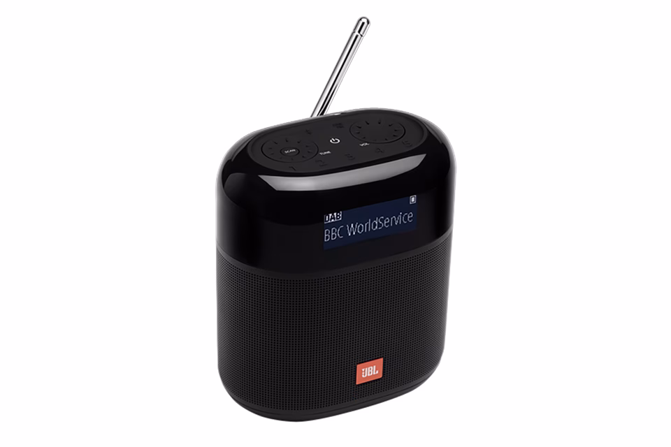 ¿Qué altavoz JBL tiene radio?