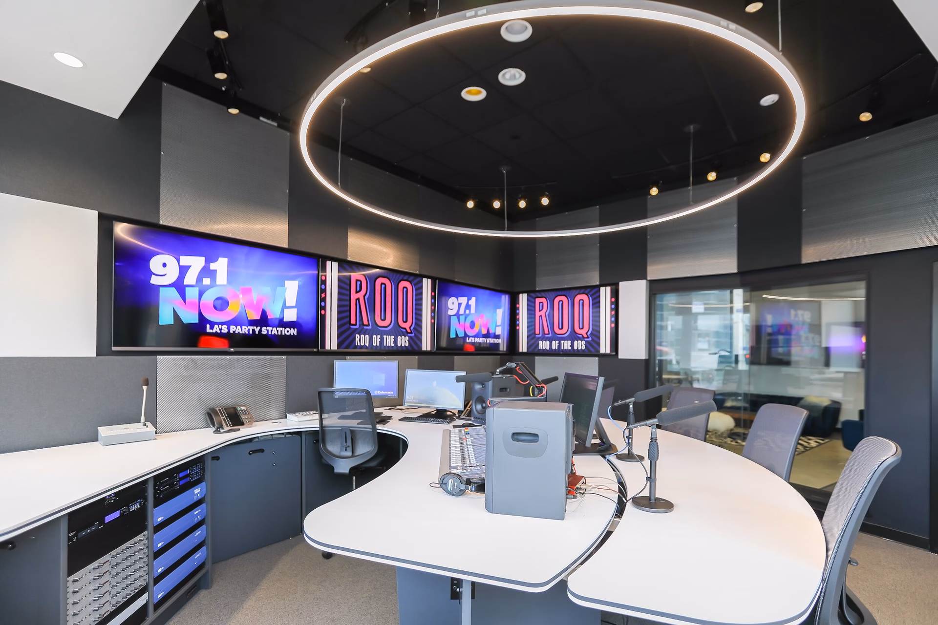 ¿Cuál es el número de teléfono para promociones de KROQ?