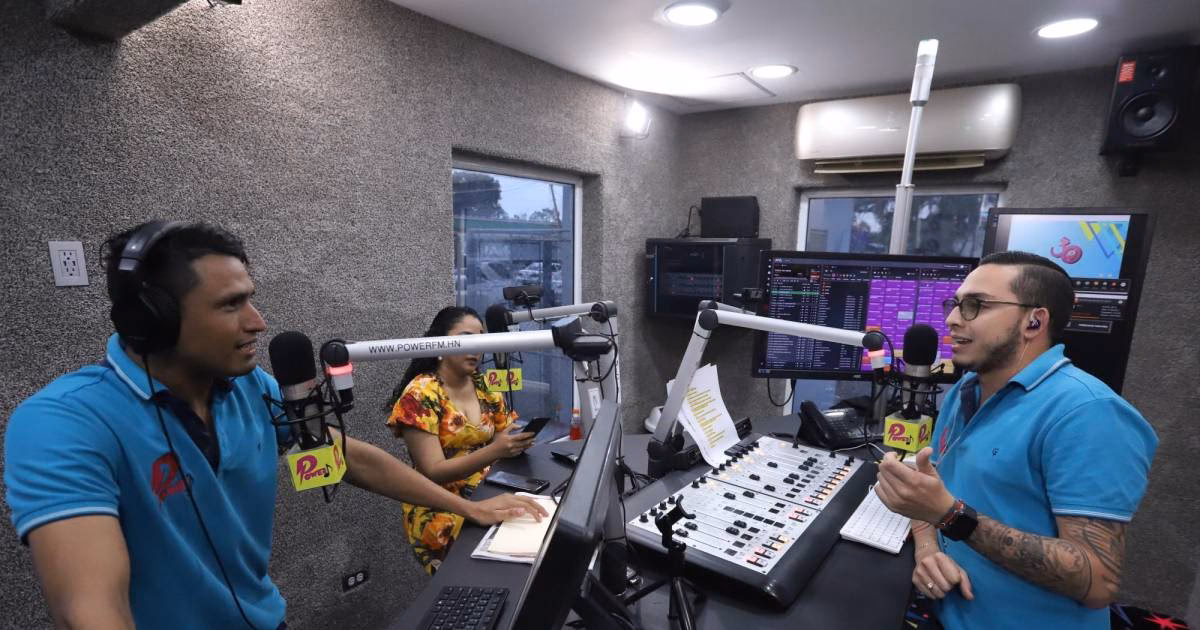 ¿Quién es el presentador de Power FM Business?