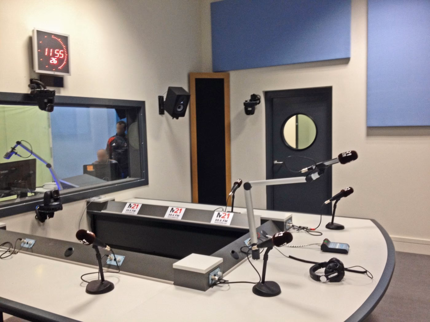 ¿Cuánto reducen el ruido los paneles acústicos?