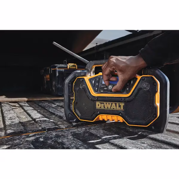 Does DEWALT radio have AM?