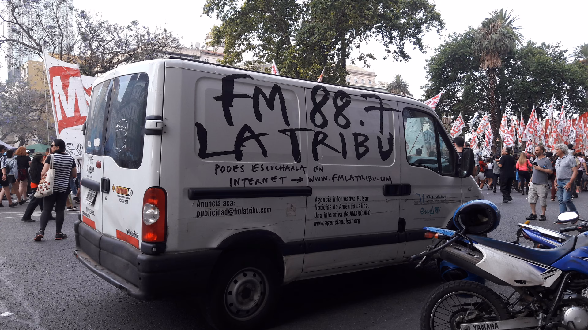 ¿Qué estación de radio es La Tribu en El Salvador?