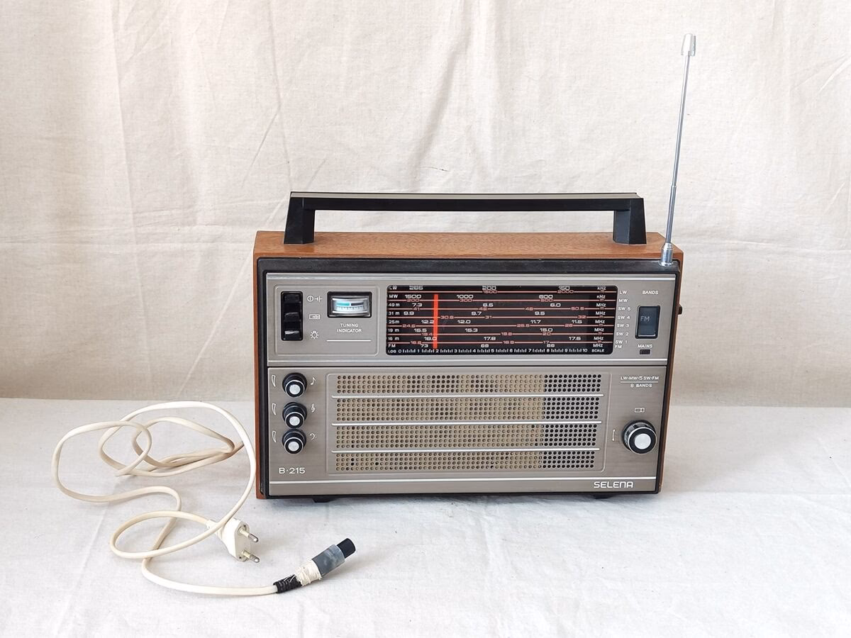 What frequency is the Russian buzzer radio?