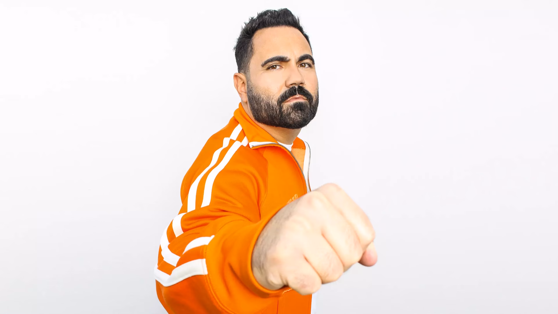 ¿Cuál es la emisora de Enrique Santos en Miami?