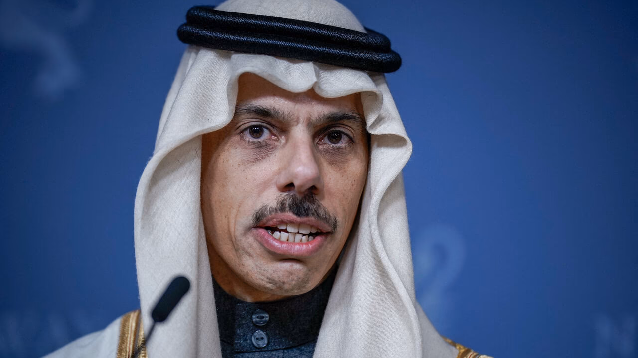 What is the frequency of FM in Saudi Arabia?